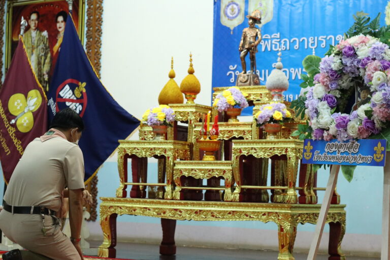 วันที่ 24 พฤศจิกายน 2565 โรงเรียนหนองม่วงวิทยาจัดพิธีถวายราชสดุดี พระบาทสมเด็จพระมงกุฎเกล้าเจ้าอยู่หัว รัชกาลที่ 6 เนื่องในวันคล้ายวันสวรรคต วันสมเด็จพระมหาธีรราชเจ้า โดยมีผู้กำกับลูกเสือ ลูกเสือ และเนตรนารี เข้าร่วมพิธีดังกล่าว โดยพร้อมเพรียงกัน และได้จัดพิธีประดับอินทรธนูลูกเสือสามัญรุ่นใหญ่ อีกด้วย