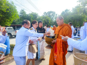 วันอาทิตย์ที่ 13 ตุลาคม 2567 นายทศพร ณ นคร พร้อมคณะคุณครูกลุ่มสาระการเรียนรู้สังคมศึกษา ศาสนาและวัฒนธรรม เข้าร่วมพิธีทำบุญตักบาตรถวายพระราชกุศล และพิธีวางพวงมาลา เนื่องในกิจกรรมน้อมรำลึกถึงพระมหากรุณาธิคุณพระบาทสมเด็จพระบรมชนกาธิเบศร มหาภูมิพล อดุลยเดชมหาราช บรมนาถบพิตร วันนวมินทรมหาราช 13 ตุลาคม" ณ ศาลาประชาคม ที่ว่าการอำเภอหนองม่วง จังหวัดลพบุรี
ขอบคุณภาพ : ครูวิไล