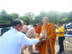 วันอาทิตย์ที่ 13 ตุลาคม 2567 นายทศพร ณ นคร พร้อมคณะคุณครูกลุ่มสาระการเรียนรู้สังคมศึกษา ศาสนาและวัฒนธรรม เข้าร่วมพิธีทำบุญตักบาตรถวายพระราชกุศล และพิธีวางพวงมาลา เนื่องในกิจกรรมน้อมรำลึกถึงพระมหากรุณาธิคุณพระบาทสมเด็จพระบรมชนกาธิเบศร มหาภูมิพล อดุลยเดชมหาราช บรมนาถบพิตร วันนวมินทรมหาราช 13 ตุลาคม" ณ ศาลาประชาคม ที่ว่าการอำเภอหนองม่วง จังหวัดลพบุรี
ขอบคุณภาพ : ครูวิไล