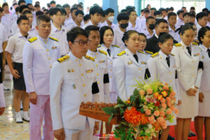 ดร.ตรีพล โฉมไสว รองผู้อำนวยการโรงเรียนหนองม่วงวิทยาได้มาเป็นประธานในพิธี จุดธูปเทียนเครื่องทองน้อย ถวายพานพุ่มดอกไม้ เบื้องหน้าพระบรมฉายาลักษณ์ และได้นำกล่าวคำถวายสดุดีน้อมรำลึกในพระมหากรุณาที่คุณ