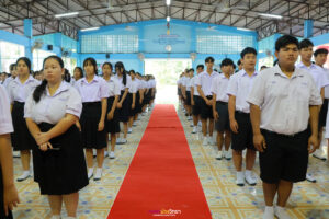 ดร.ตรีพล โฉมไสว รองผู้อำนวยการโรงเรียนหนองม่วงวิทยาได้มาเป็นประธานในพิธี จุดธูปเทียนเครื่องทองน้อย ถวายพานพุ่มดอกไม้ เบื้องหน้าพระบรมฉายาลักษณ์ และได้นำกล่าวคำถวายสดุดีน้อมรำลึกในพระมหากรุณาที่คุณ