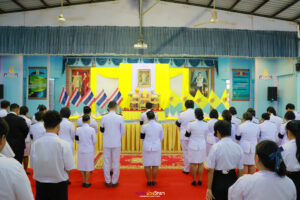 ดร.ตรีพล โฉมไสว รองผู้อำนวยการโรงเรียนหนองม่วงวิทยาได้มาเป็นประธานในพิธี จุดธูปเทียนเครื่องทองน้อย ถวายพานพุ่มดอกไม้ เบื้องหน้าพระบรมฉายาลักษณ์ และได้นำกล่าวคำถวายสดุดีน้อมรำลึกในพระมหากรุณาที่คุณ