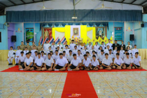 ดร.ตรีพล โฉมไสว รองผู้อำนวยการโรงเรียนหนองม่วงวิทยาได้มาเป็นประธานในพิธี จุดธูปเทียนเครื่องทองน้อย ถวายพานพุ่มดอกไม้ เบื้องหน้าพระบรมฉายาลักษณ์ และได้นำกล่าวคำถวายสดุดีน้อมรำลึกในพระมหากรุณาที่คุณ