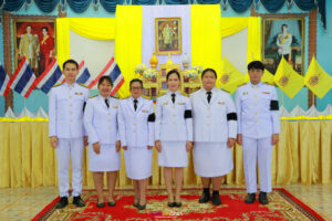 ดร.ตรีพล โฉมไสว รองผู้อำนวยการโรงเรียนหนองม่วงวิทยาได้มาเป็นประธานในพิธี จุดธูปเทียนเครื่องทองน้อย ถวายพานพุ่มดอกไม้ เบื้องหน้าพระบรมฉายาลักษณ์ และได้นำกล่าวคำถวายสดุดีน้อมรำลึกในพระมหากรุณาที่คุณ