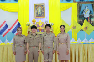 ดร.ตรีพล โฉมไสว รองผู้อำนวยการโรงเรียนหนองม่วงวิทยาได้มาเป็นประธานในพิธี จุดธูปเทียนเครื่องทองน้อย ถวายพานพุ่มดอกไม้ เบื้องหน้าพระบรมฉายาลักษณ์ และได้นำกล่าวคำถวายสดุดีน้อมรำลึกในพระมหากรุณาที่คุณ