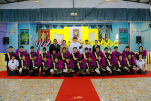 ดร.ตรีพล โฉมไสว รองผู้อำนวยการโรงเรียนหนองม่วงวิทยาได้มาเป็นประธานในพิธี จุดธูปเทียนเครื่องทองน้อย ถวายพานพุ่มดอกไม้ เบื้องหน้าพระบรมฉายาลักษณ์ และได้นำกล่าวคำถวายสดุดีน้อมรำลึกในพระมหากรุณาที่คุณ